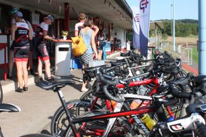 viele Radfahrer und Fahrräder am Sportplatz Bliesransbach